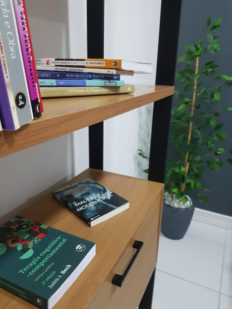 Estante com livros do consultório
